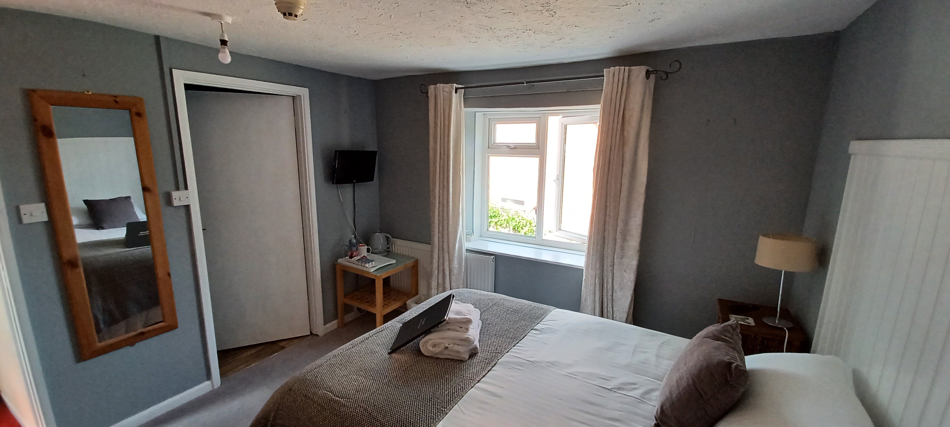 room-5-towards-shower-room